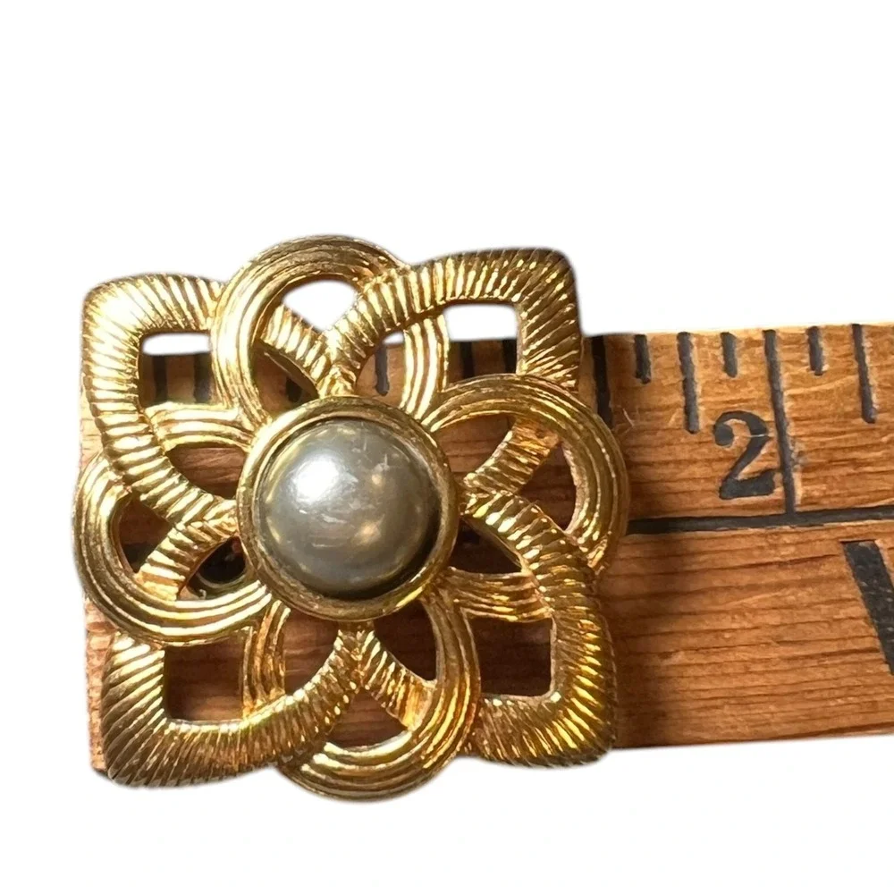 VTG Gold Faux Pearl Brooch Lapel Pin Geometric Textured Open Work Design 80s 90s